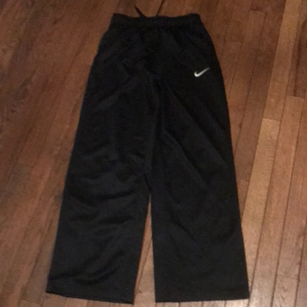 Nike youth XL black sweatpants with pockets and drawstring